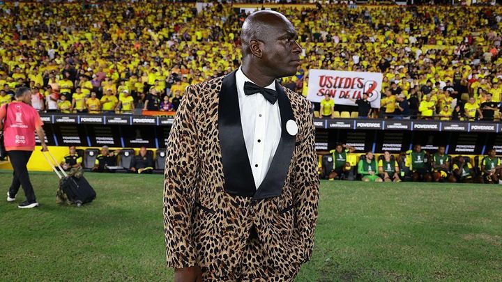 ド派手なヒョウ柄スーツで指揮した強豪クラブの監督、衝撃の「700万円」罰金処分…その意外なワケとは