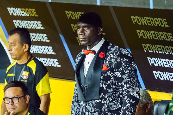 ド派手なヒョウ柄スーツで指揮した強豪クラブの監督、衝撃の「700万円」罰金処分…その意外なワケとは