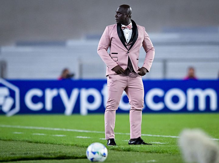 ド派手なヒョウ柄スーツで指揮した強豪クラブの監督、衝撃の「700万円」罰金処分…その意外なワケとは