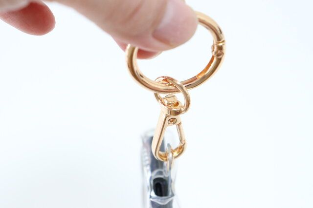 セリアの頑丈なEM-78 スマートフォン ストラップシート付 ナスカンリング