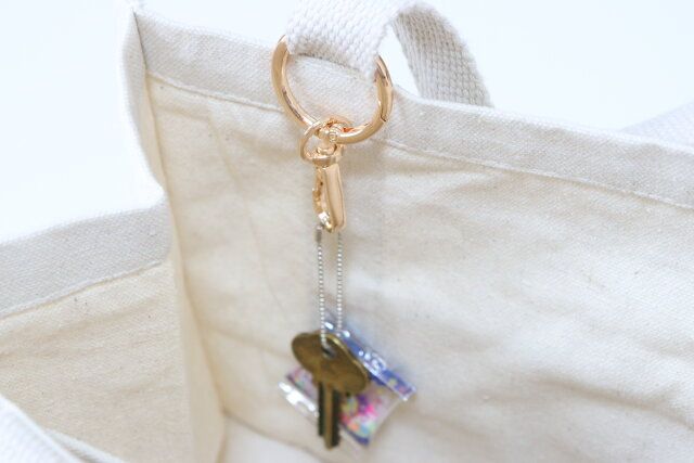 セリアのカバンに付けられるEM-78 スマートフォン ストラップシート付 ナスカンリング