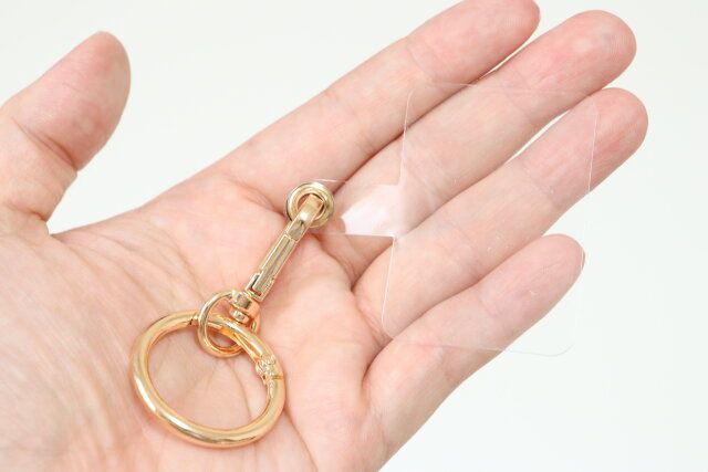 セリアのおすすめEM-78 スマートフォン ストラップシート付 ナスカンリング