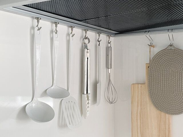 おたまやフライ返しを壁に掛ける