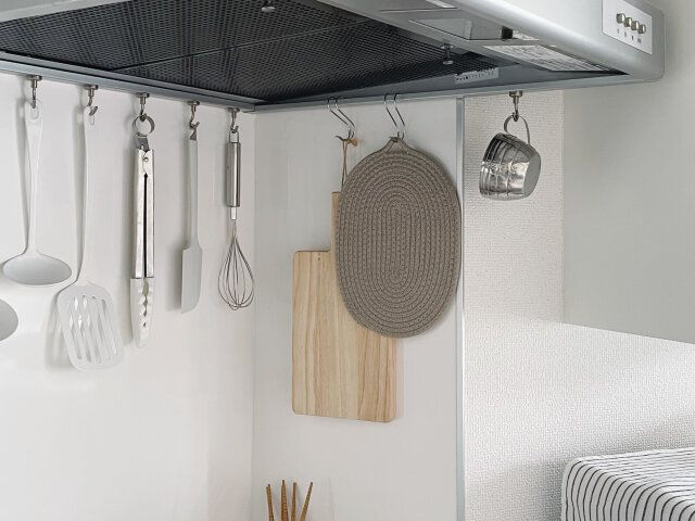 おたまやフライ返しを壁に掛ける