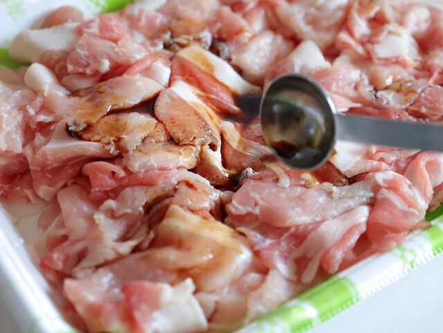 冷しゃぶ用薄切り豚肉の上から、しょう油と酒を全体に振りかる。
