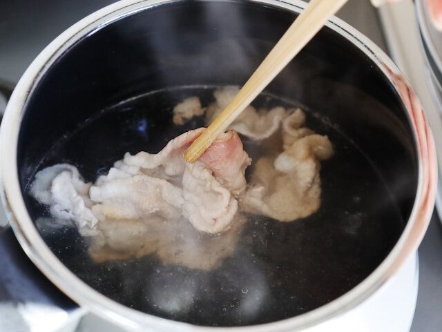 鍋に湯を沸かし、豚肉を茹でる。