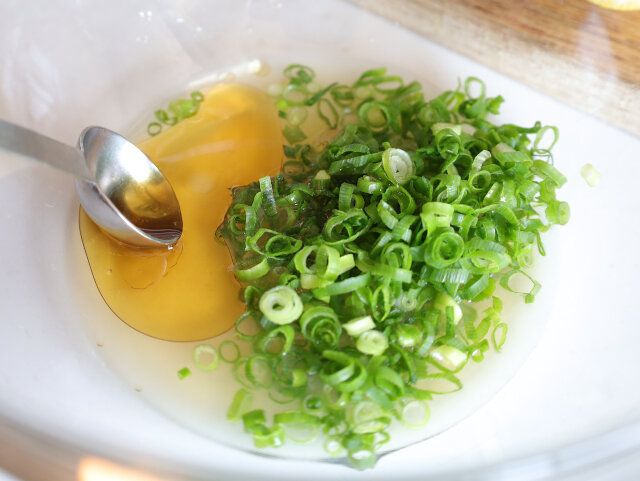 ボウルにAと③のレモンの果汁を入れ、混ぜる。