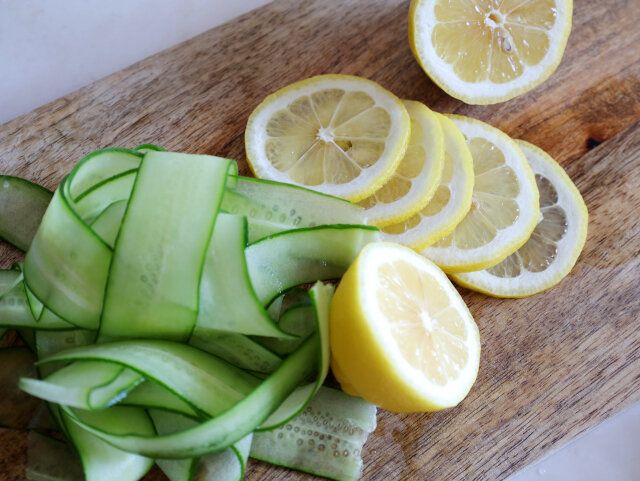 きゅうりはピーラーで薄くスライスし、レモンは、輪切りを4～5枚ほど切る。