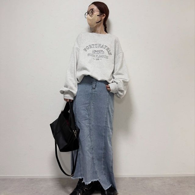 しまむら「刺繍入り裏毛プルオーバー」