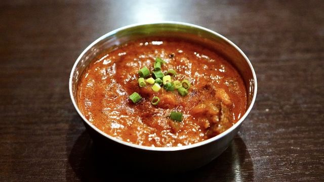 シルバーの器に盛られたカレー