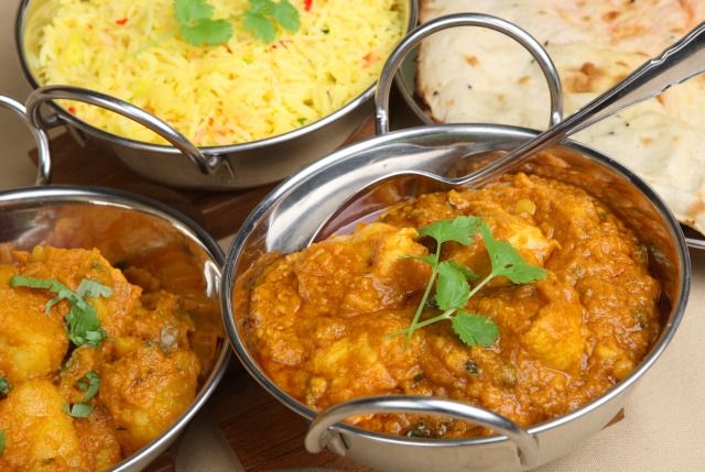 複数のインドカレーと、ナンとビリヤニ