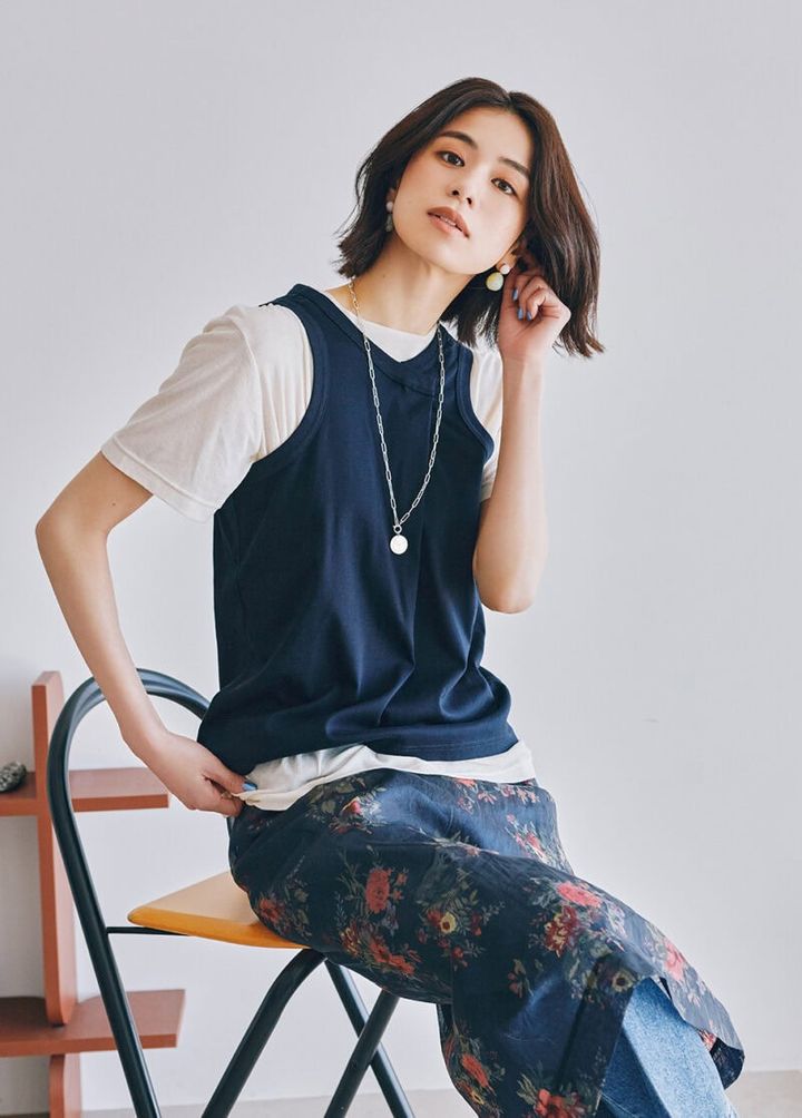 くたり感のあるＴシャツに、紺のデザインタンクを重ねた着こなし。首周りや身幅など、セットでならバランスよく決まる。トップス＋中に着たTシャツ［ロンTと３セットで］￥33,000（ウーア） スカート￥29,700（ジェーン スミス／シップス インフォメーションセンター） チェーンネックレス￥23,100、ネックレストップ￥74,800（ともにエネイ／エネイ松屋銀座） ピアス￥25,300（マッソーズアンドマッソーズ／ショールーム ロイト）