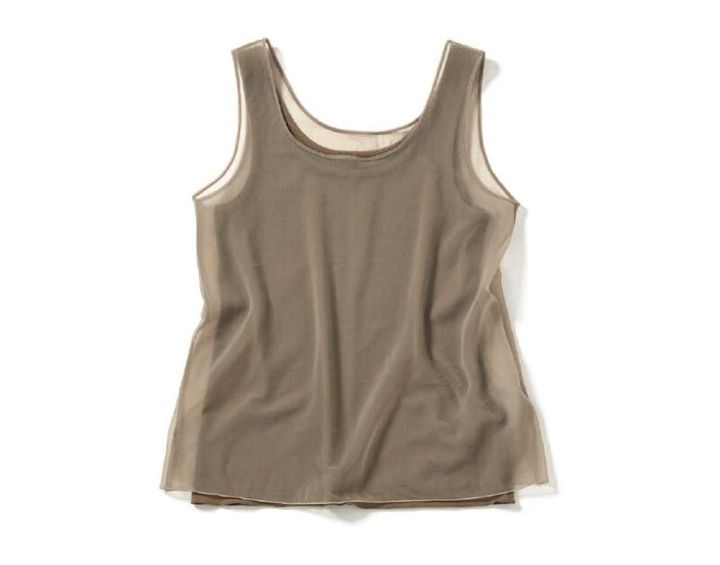 シアータンクを重ねた奥行きのあるレイヤードデザイン。シアータンク￥12,100、タンク￥9,350（プラージュ／プラージュ 代官山店）