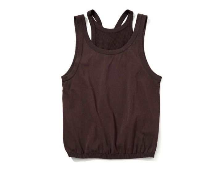 ブラウンの天竺タンクトップとリブのアメリカンスリーブがセットになった一着。￥33,000（ゲミニー／ウィム ガゼット ルミネ新宿店）