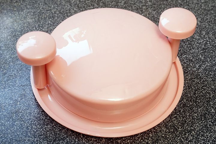 フタを閉めて、ささみにトゲトゲを突き刺し「肉よ、裂けよ」とばかりにハンドルをつかんで左右にグリグリと回します。