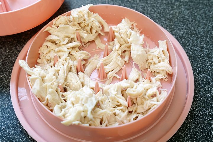 多少、大きさの違いはありますが、それなりにしっかりとほぐされたささみ。掛かる手間から考えると十分以上の結果です。素晴らしい。