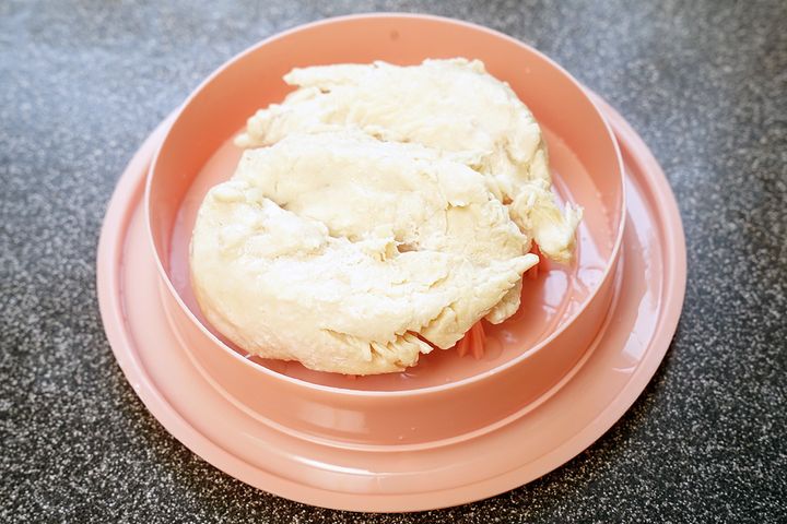 レンジでチンしたささみ3本を「ささみほぐしメーカー」のトゲトゲの上に乗せたところ。何か拷問をはじめるかのような気持ちになります。