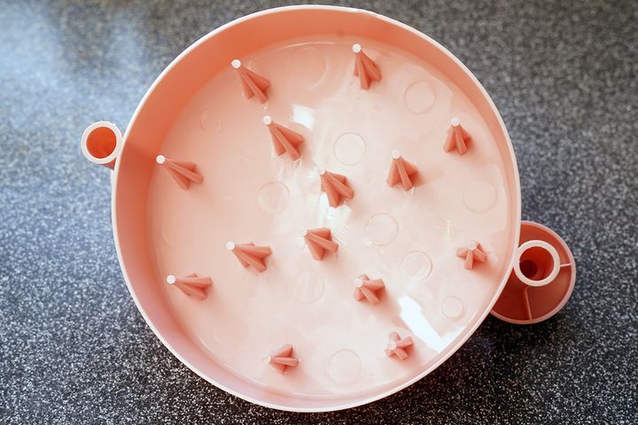 見れば、わかると思いますが、内部に配置されたトゲトゲのせいで、食器洗い用のスポンジを使った手洗いがしづらいのです。