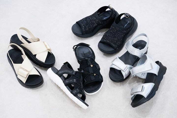 画像: 【 GLOBAL WORK】左から：らくっションクロスベルトサンダル¥4,990、らくっションコードスニーカーサンダル¥5,490、らくっションフィットサンダル¥4,990、らくっションスニーカーサンダル¥5,490 www.dot-st.com