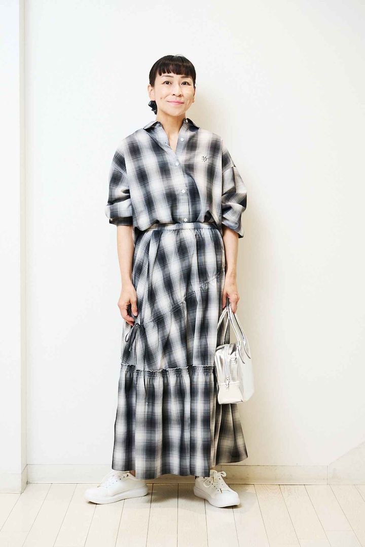 画像: 【 GLOBAL WORK】MATINEE LINE / 着丈選べるチェックシャツ¥5,990（レギュラーサイズ着用）、MATINEE LINE / チェックスカート¥6,990（Mサイズ着用）、スペ軽2WAYスクエアボストン¥4,990、エアかるコートスニーカー¥4,990 ※佐藤さん身長：165㎝ www.dot-st.com