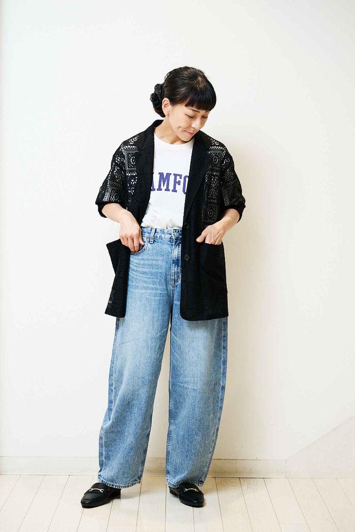 画像: 【 GLOBAL WORK】GOODデニムカーブパンツ¥5,990（Lサイズ着用）、レースジャケット¥7,990（Mサイズ着用）、ヘビロッTEEワイドプリント半袖（レギュラーサイズ着用）¥3,490、らくっション撥水2WAYローファー¥5,990 ※佐藤さん身長：165㎝ www.dot-st.com