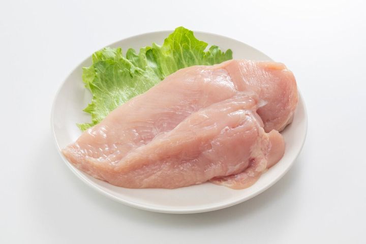 加熱不十分な鶏肉料理を食べると、カンピロバクター食中毒に