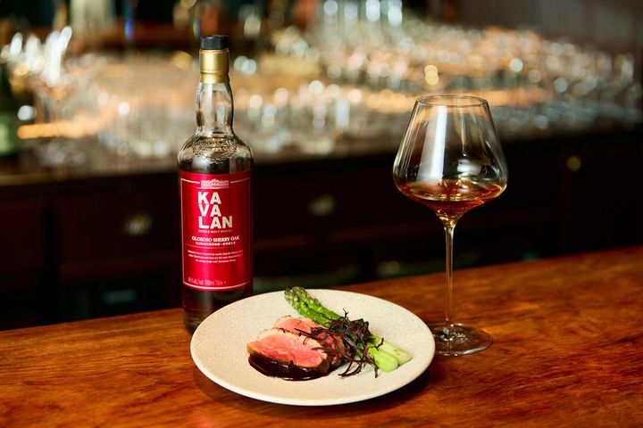 「カバランオロロソシェリー＆アールグレイティー」と「鴨のグリル カシス＆バルサミコソース アスパラグリル添え」