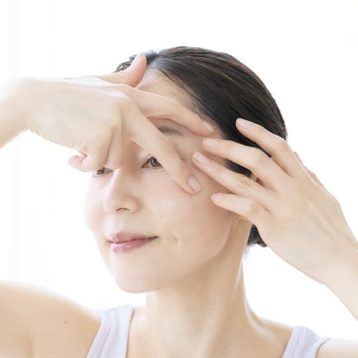 目もとのシワにクリームを塗る