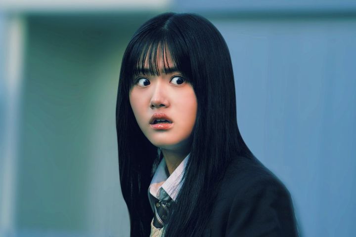 原菜乃華がある日突然霊が見えるようになった女子高生・四谷みこを演じる『見える子ちゃん』は、同名の青春ホラーコメディ漫画の実写化作品。Photo_ ©2025『見える子ちゃん』製作委員会