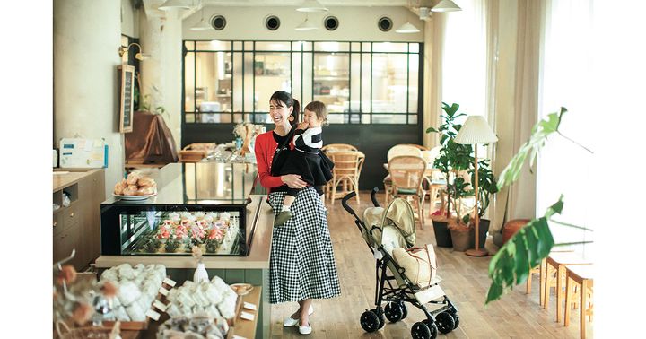 tealの店内を歩く森泉さんと子ども