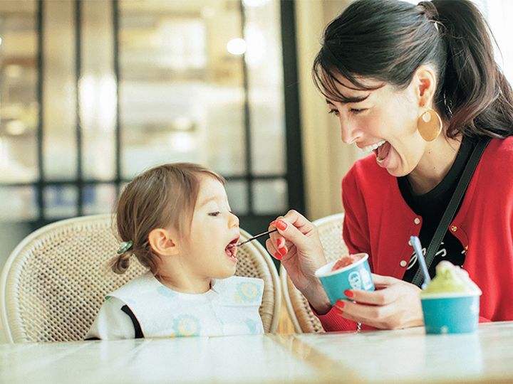 笑顔で顔を見合わせる森泉さんと子ども