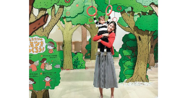 ヨシタケシンスケさんの展覧会で子どもを抱っこして記念撮影をする森泉さん