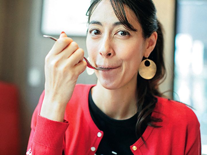 食事をする森泉さん