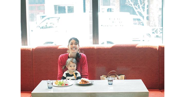 KABEATで食事をする森泉さんと子ども