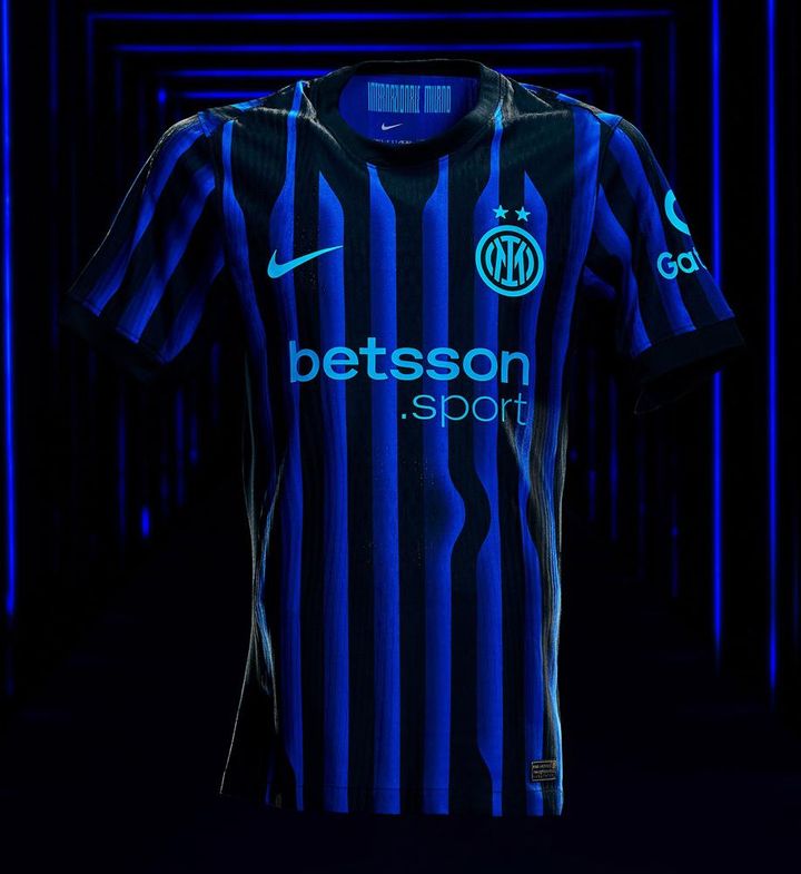 イタリアの名門が“名前をデザイン”の新ユニフォーム発表！浦和レッズとの試合で初着用へ