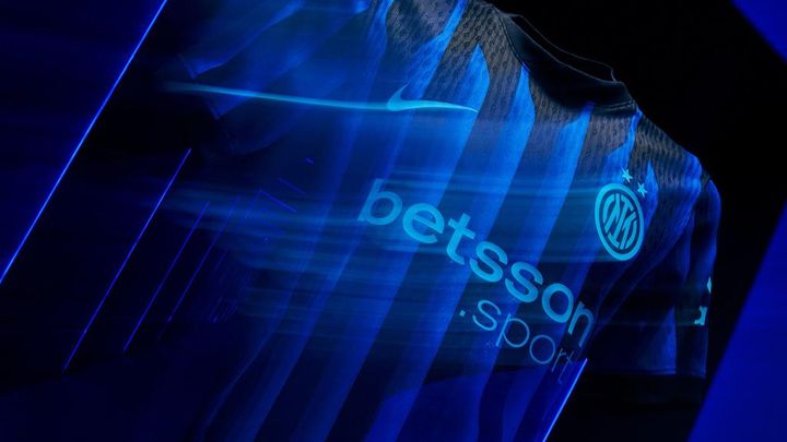 イタリアの名門が“名前をデザイン”の新ユニフォーム発表！浦和レッズとの試合で初着用へ