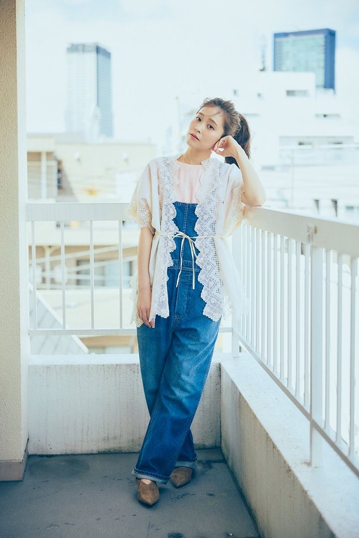 繊細で華やかなレースジレをデニムでカジュアルダウン