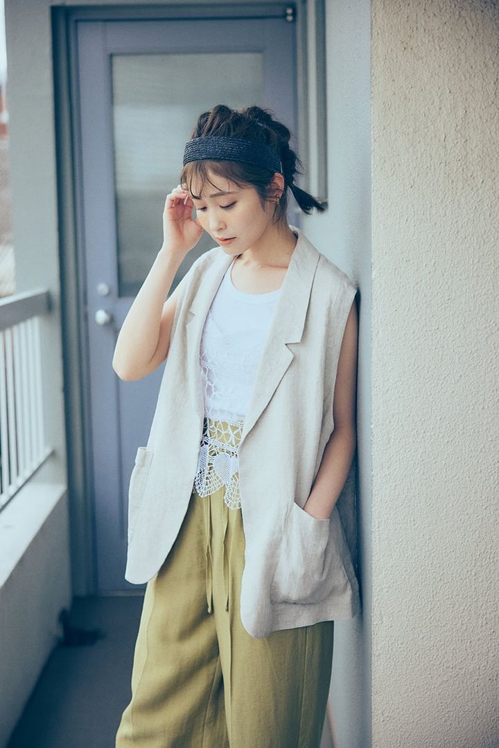 レースキャミを足して奥行きのある着こなしに