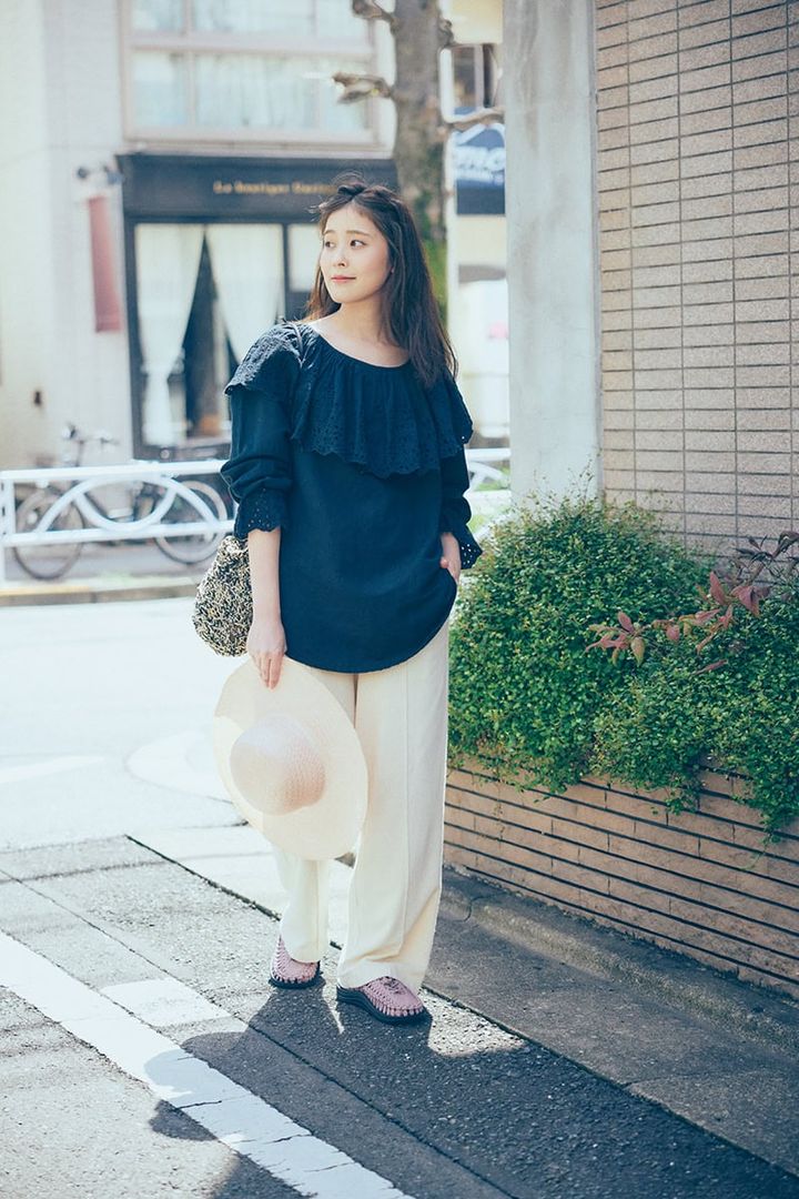 甘さよりモダンさが勝るブラックのトップスが主役