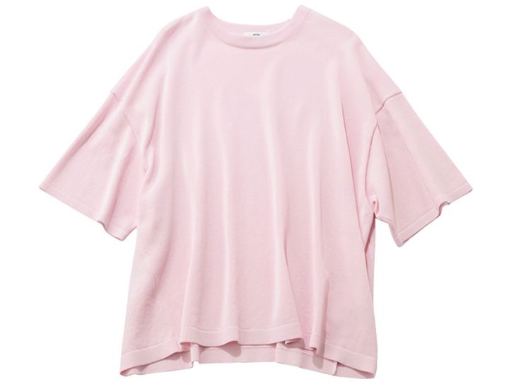 エイトンのゆるっとしたサイズ感のピンク五分袖ニット