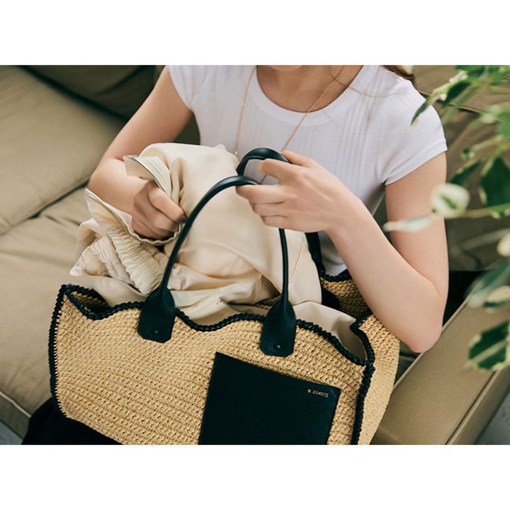 白Tシャツに合わせたヴァレクストラのカゴバッグ