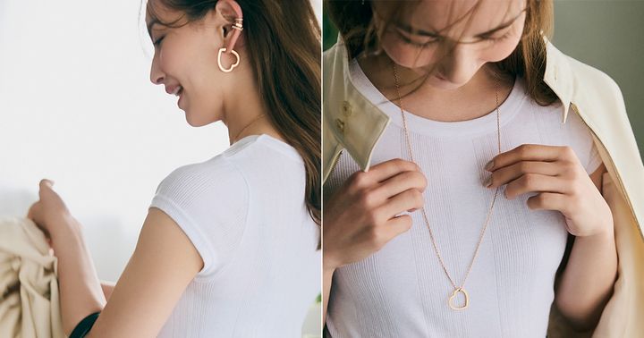 白Tシャツにハートモチーフのピアスとイヤーカフとネックレスをつけた辻元舞さん