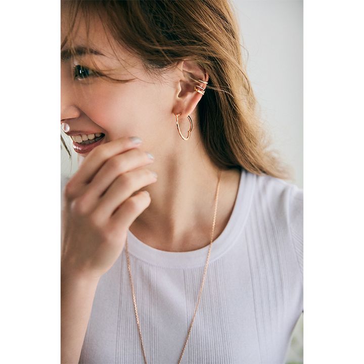 白Tシャツの耳元にイヤーカフ2本とハートのピアスを重ねづけした辻元舞さん