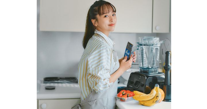 ストライプシャツにエプロンを身につけた近藤千尋さんがミキサーの前でアサイーボウルを作るところ