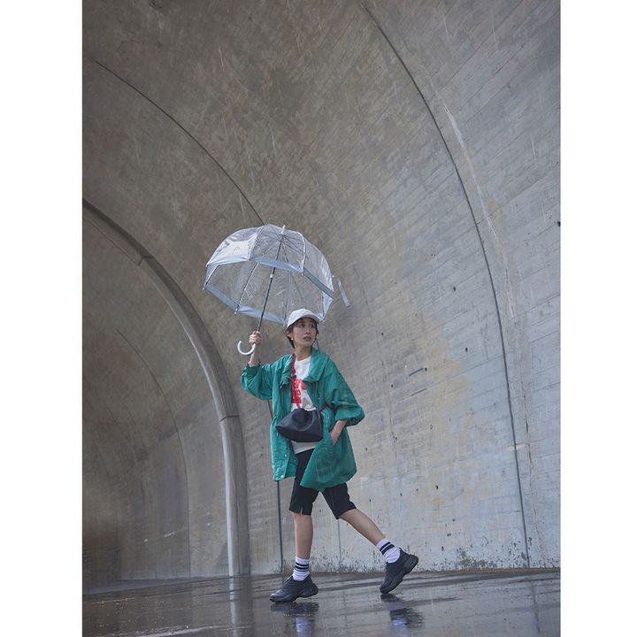 キレイ色のシャカシャカでスポーティな雨の日コーデ