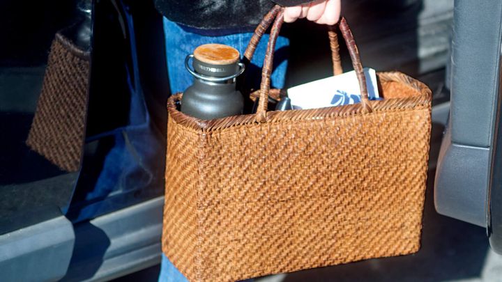 〈みちのく蔓工芸所〉のバッグ