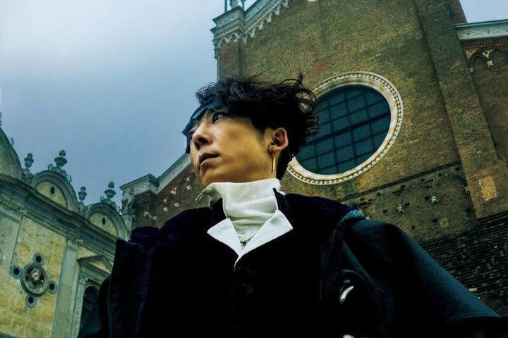 〔 映画 〕 『岸辺露伴は動かない 懺悔室』 原作：荒木飛呂彦「岸辺露伴は動かない 懺悔室」（集英社ジャンプ コミックス刊） 監督：渡辺一貴 脚本：小林靖子 出演：高橋一生 飯豊まりえ／玉城ティナ 戸次重幸 大東駿介／井浦新 配給：アスミック・エース 5月23日（金）ロードショー © 2025『岸辺露伴は動かない 懺悔室』製作委員会 © LUCKY LAND COMMUNICATIONS/ 集英社