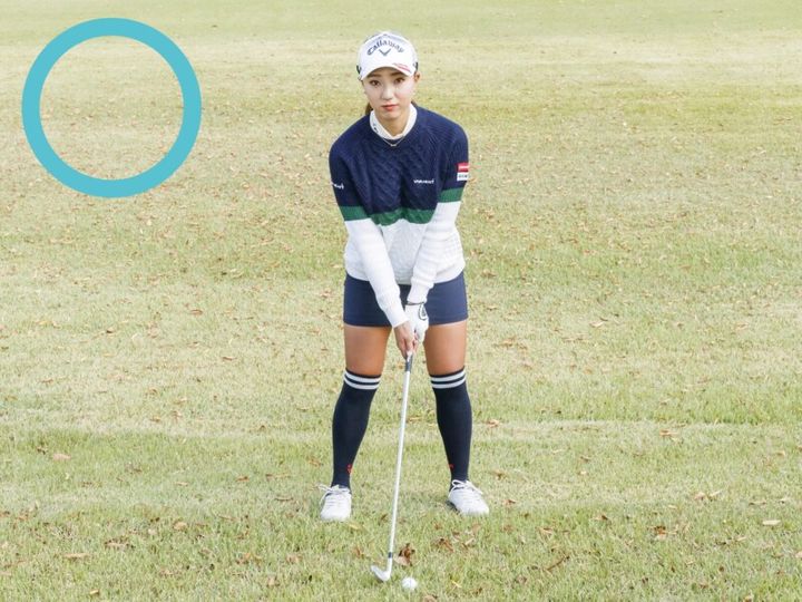 ツマ先上がりでの正しいアドレスはどっち？「近めに立つ」が正解！