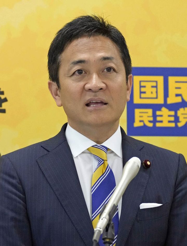 江藤拓農相の更迭に関し、記者団の取材に応じる国民民主党の玉木代表＝2025年5月21日午前、国会