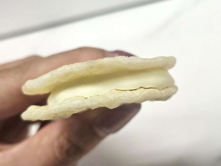 間に挟まっている...（画像は編集部撮影）